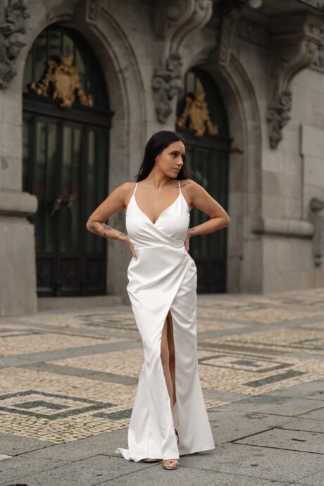 Vestido Branco Acetinado Longo Pérolas Removíveis