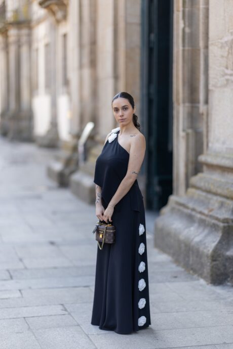 Calça preta pantalona com flores